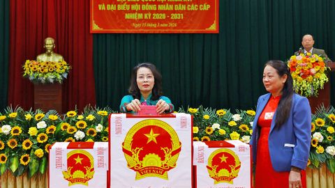 Phó Bí thư Thường trực Tỉnh ủy Nguyễn Thị Hương dự khai mạc bầu cử tại tổ dân phố Trung