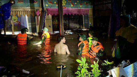 Biên phòng hỗ trợ người dân di dời tài sản ra khỏi khu vực ngập do mưa lớn