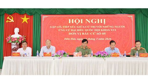 Ứng cử viên đại biểu Quốc hội tiếp xúc cử tri xã Tiên Hải