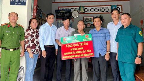 Thăm, tặng quà Mẹ Việt Nam anh hùng và thương binh phường Tịnh Biên