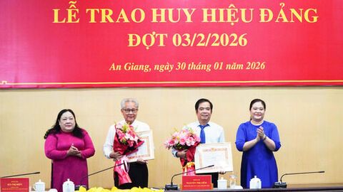 Trao Huy hiệu Đảng cho 18 đảng viên thuộc Đảng bộ UBND tỉnh An Giang 