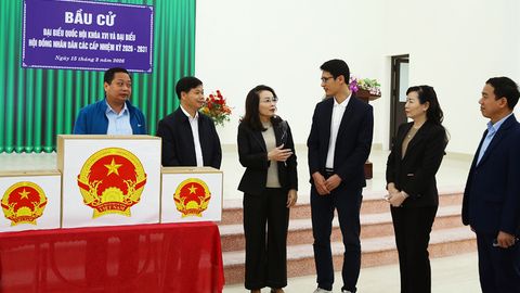 Phó Bí thư Thường trực Tỉnh ủy Nguyễn Thị Hương kiểm tra công tác bầu cử tại một số địa phương