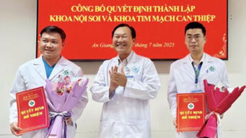 Những bông hoa trong vườn hoa thi đua