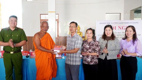 Tặng hơn 1.600 quyển sách pháp luật cho các chùa Phật giáo Nam tông Khmer và người có uy tín