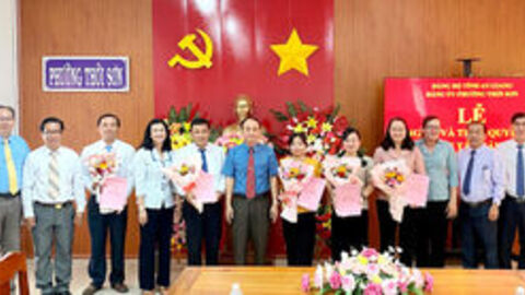 Đảng ủy phường Thới Sơn trao quyết định công tác cán bộ