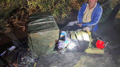 Bắt giữ đối tượng vận chuyển 1.450 bao thuốc lá ngoại nhập lậu