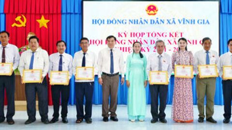 HĐND xã Vĩnh Gia khen thưởng 5 tập thể và 26 cá nhân
