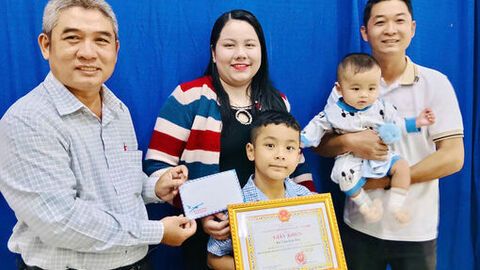 Xã đầu tiên của tỉnh An Giang khen thưởng cho gia đình sinh đủ 2 con