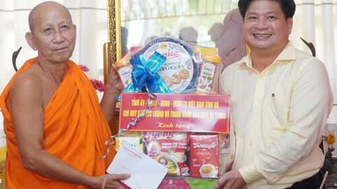 Lãnh đạo tỉnh thăm, tặng quà dịp lễ Sene Đôn Ta