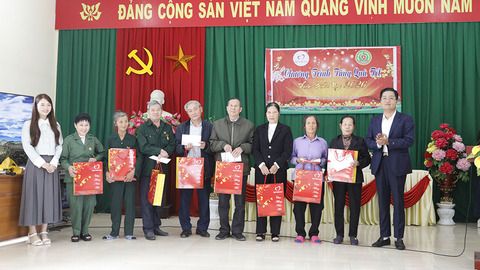Trao quà Tết cho các cựu thanh niên xung phong hoàn cảnh khó khăn