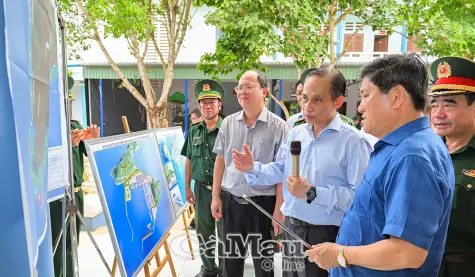 Bộ trưởng Bộ Ngoại giao Lê Hoài Trung khảo sát các công trình trọng điểm trên đảo Hòn Khoai