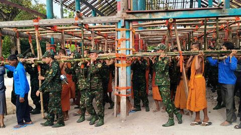 Cán bộ, chiến sĩ Sư đoàn 330 tham gia di dời hội trường sinh hoạt tôn giáo chùa Thơ Mít