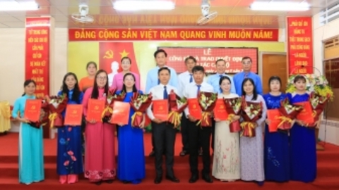 Đảng ủy phường Mỹ Thới trao quyết định công tác cán bộ 