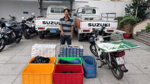 Công an phường Bình Đức bắt đối tượng chở 1.400 bao thuốc lá lậu