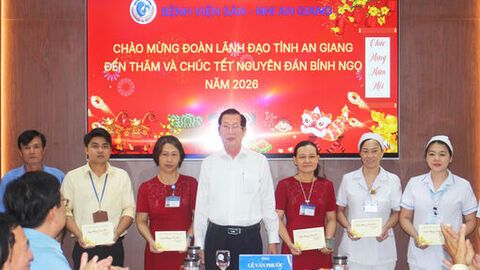 Phó Chủ tịch UBND tỉnh Lê Văn Phước thăm, chúc tết tại Bệnh viện Sản - Nhi An Giang