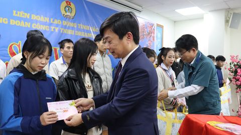 Phó Chủ tịch HĐND tỉnh Nguyễn Anh Tuấn tặng quà Tết công nhân hoàn cảnh khó khăn