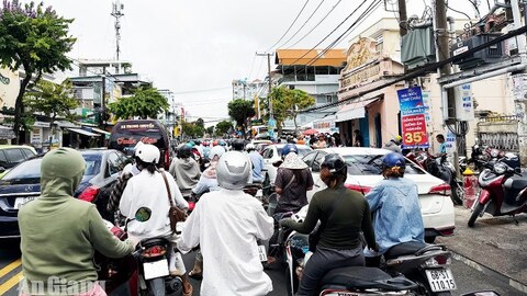 Giải pháp nào để hạn chế ùn tắc giao thông giờ tan trường?