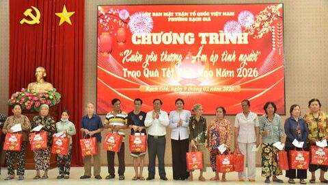 Trao 637 phần quà từ chương trình "Xuân yêu thương - Ấm áp tình người" tại phường Rạch Giá