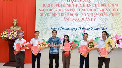 Xã Giang Thành trao quyết định nghỉ hưu, nghỉ thôi việc cho cán bộ, công chức, viên chức