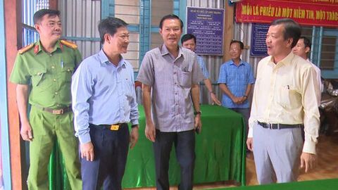 Trưởng ban Nội chính Tỉnh ủy An Giang Nguyễn Văn Sạch kiểm tra công tác chuẩn bị bầu cử và tuyển quân