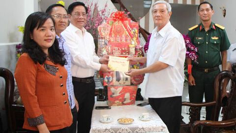 Chủ tịch UBND tỉnh An Giang Hồ Văn Mừng chúc tết nguyên Chủ tịch UBND tỉnh qua các thời kỳ