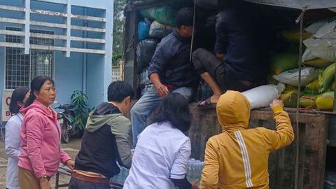 Sở Y tế tỉnh An Giang hỗ trợ 55 tấn quần áo và nhu yếu phẩm cho đồng bào vùng lũ tỉnh Đắk Lắk