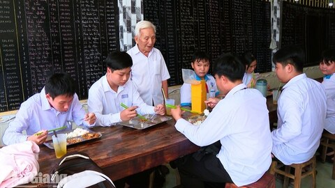 Vĩnh Trạch giữ lửa nhà ăn tình thương đầu năm học mới
