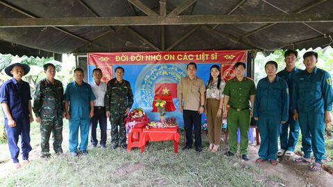 Xã Kiên Lương thăm, tặng quà Đội K92 