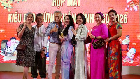 Kiều bào hướng về quê hương