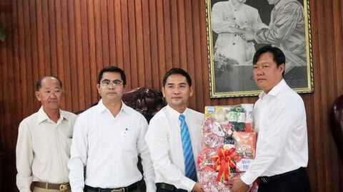 Phó huyện Trưởng huyện Kirivong thăm, chúc tết phường Tịnh Biên