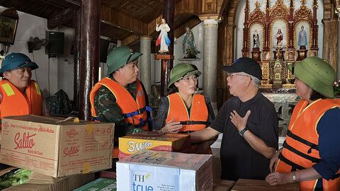 Phó Bí thư Thường trực Tỉnh ủy Nguyễn Thị Hương thăm, tặng quà bà con vùng lũ xã Tiên Lục và Mỹ Thái