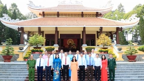 Lãnh đạo phường Long Xuyên viếng, dâng hương đền thờ Chủ tịch Tôn Đức Thắng và thăm, chúc Tết xã Mỹ Hòa Hưng