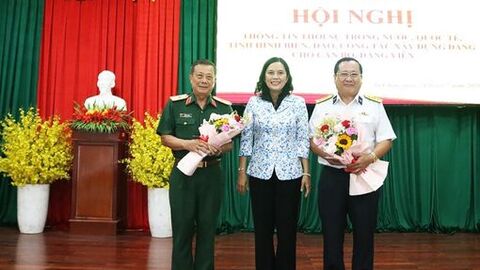 Thiếu tướng Lê Hoàng Phúc truyền lửa truyền thống cho cán bộ, đảng viên An Châu