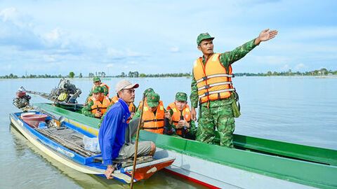 Cùng lính biên phòng tuần tra mùa nước nổi