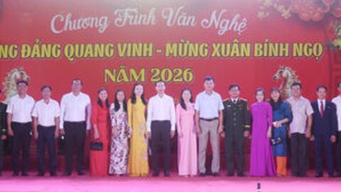 Phó Bí thư Thường trực Tỉnh ủy, Chủ tịch HĐND tỉnh Nguyễn Thanh Nhàn dự chương trình văn nghệ tại phường Hà Tiên