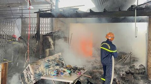 Cháy 4 căn nhà ở phường Bình Đức