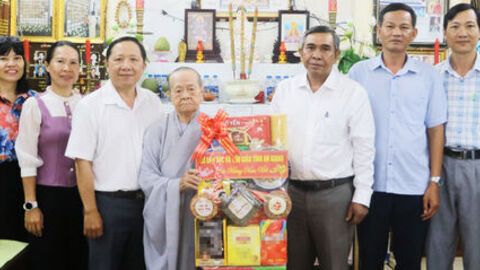 Thăm, tặng quà các chức sắc tiêu biểu dịp Tết Nguyên đán Bính Ngọ