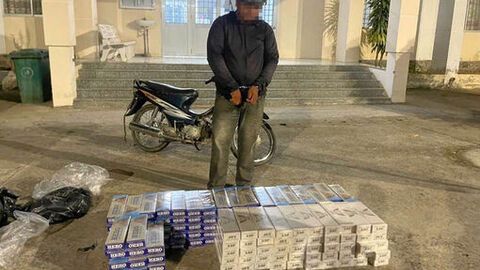 Bắt quả tang đối tượng vận chuyển 1.490 bao thuốc lá nhập lậu