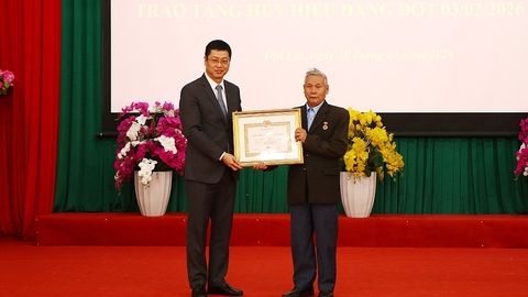 Phó Bí thư Tỉnh ủy Trần Huy Phương trao Huy hiệu Đảng tại Đảng bộ xã Đại Lai