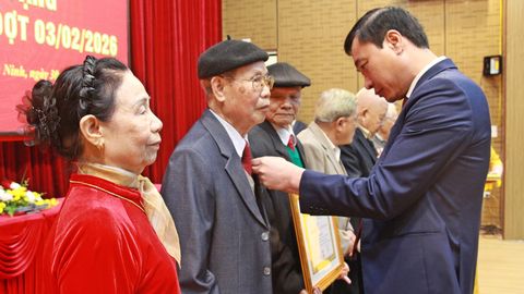 Đảng ủy phường Vũ Ninh: Trao tặng Huy hiệu Đảng cho 47 đảng viên đợt 3/2