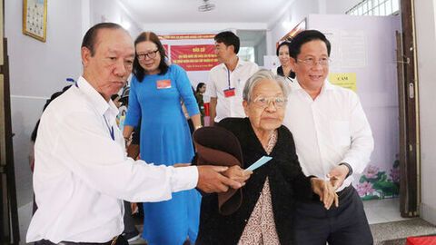 Chủ tịch UBND tỉnh An Giang Hồ Văn Mừng kiểm tra công tác tổ chức bầu cử tại phường Rạch Giá