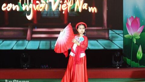 41 thí sinh "Em là phát thanh viên" thi trình diễn thời trang 