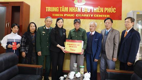 Chủ tịch Uỷ ban MTTQ tỉnh Nguyễn Thị Hà chúc Tết hội viên chiến sĩ cách mạng bị địch bắt tù đày