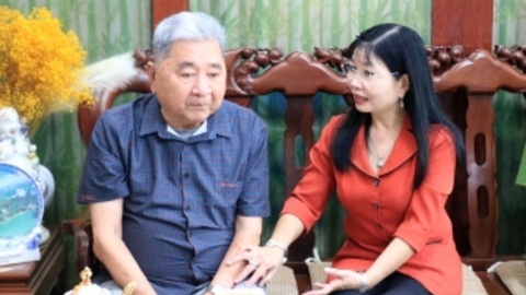 Đồng chí Trần Thị Thanh Hương thăm gia đình người có công tại phường Long Xuyên 