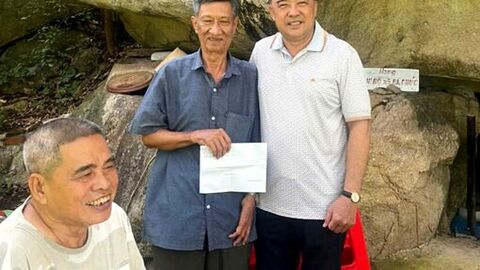 Bí thư xã Ba Chúc thăm các đồng chí lão thành cách mạng, nhân dịp Quốc khánh 2/9