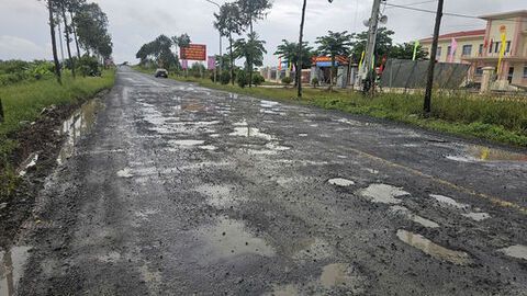 Người dân “vật lộn” qua tuyến đường xuống cấp