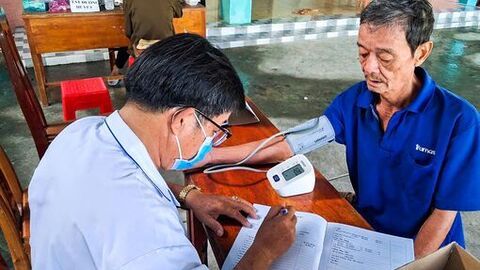 Xã Vĩnh Hòa tổ chức khám sức khỏe định kỳ cho 350 người cao tuổi 