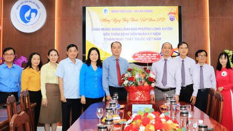 Bí thư Đảng ủy phường Long Xuyên Lâm Quang Thi chúc mừng các bệnh viện, nhân Ngày Thầy thuốc Việt Nam