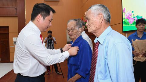 Đảng ủy xã Kiên Lương trao Huy hiệu Đảng cho 16 đảng viên