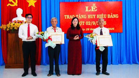 Đảng ủy xã Ô Lâm trao huy hiệu Đảng đợt 2/9